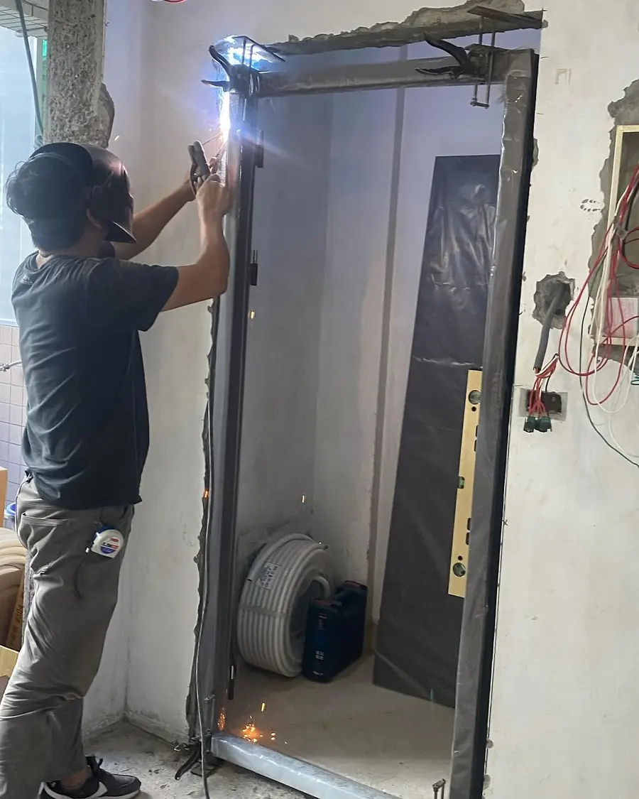台北市內湖區單玄關門安裝施工實績照片 3
