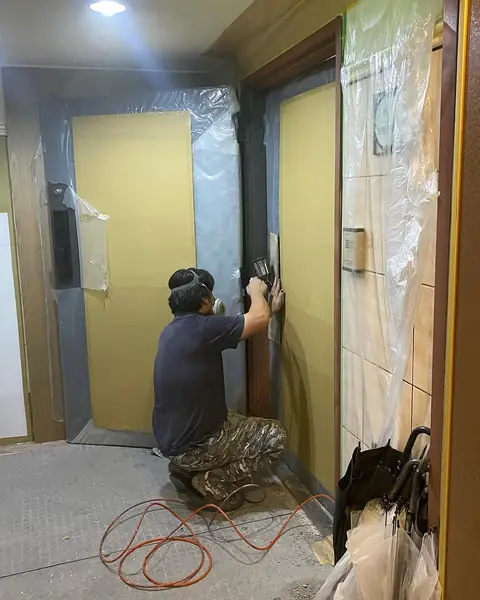 新北市永和區金屬門門框現場美容噴漆實績照片 1