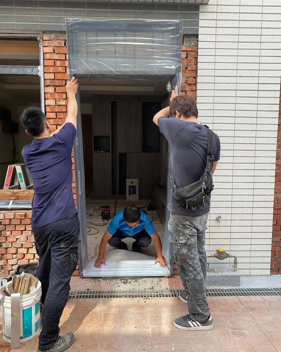 桃園市中壢區雙玄關門安裝施工實績照片 4