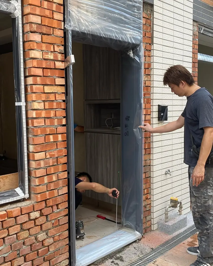 桃園市中壢區雙玄關門安裝施工實績照片 5