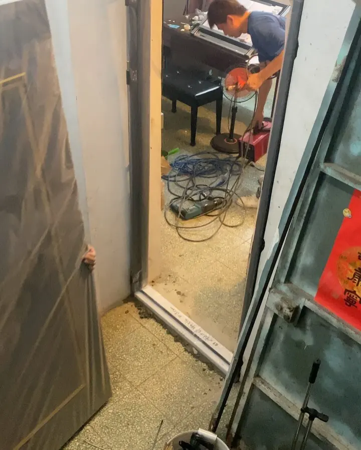 台北市萬華區單玄關門安裝施工實績照片 2