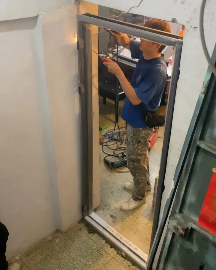 台北市萬華區單玄關門安裝施工實績照片 4