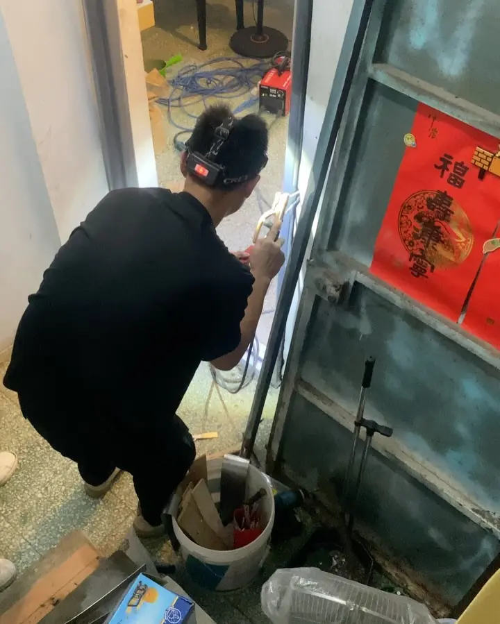 台北市萬華區單玄關門安裝施工實績照片 5