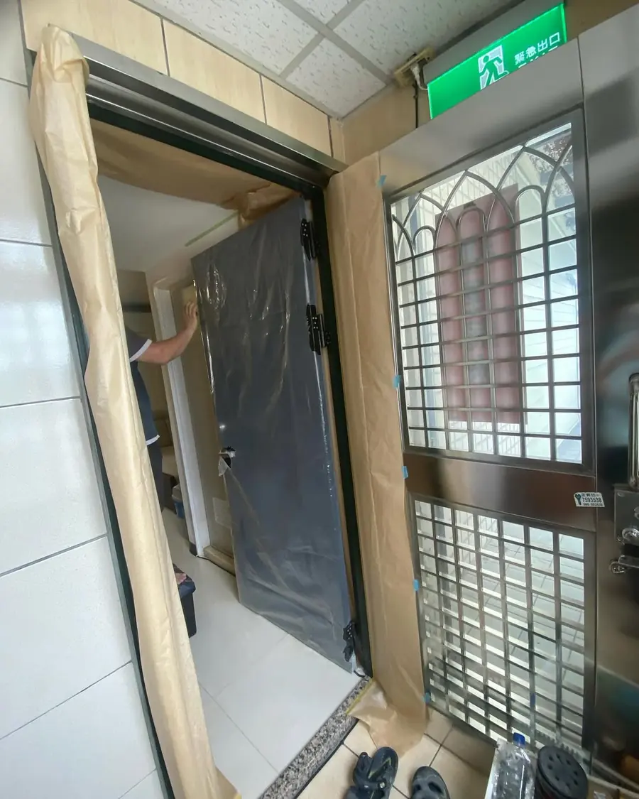 台北市南港區單玄關門門框現場美容噴漆實績照片 3