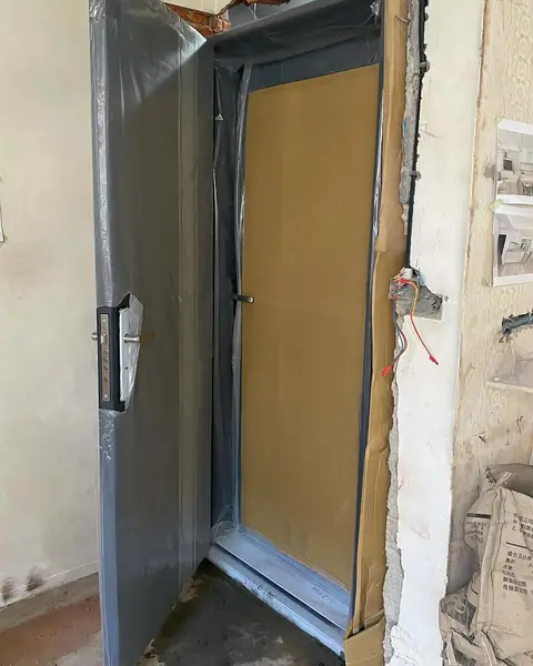 新北市板橋區雙玄關門安裝施工實績照片 1