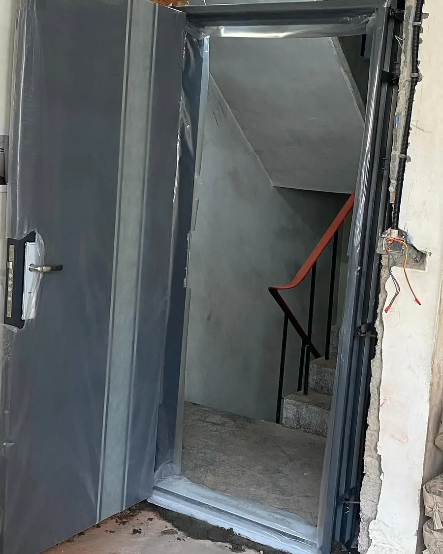 新北市板橋區雙玄關門安裝施工實績照片 2