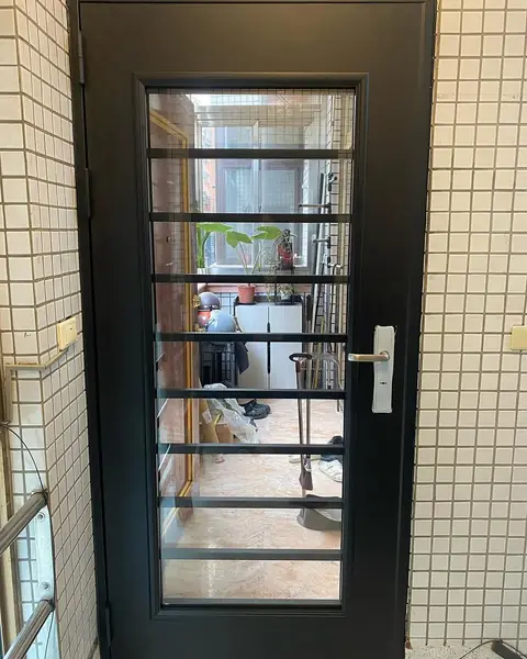 新北市板橋區外玄關門安裝施工實績照片 1