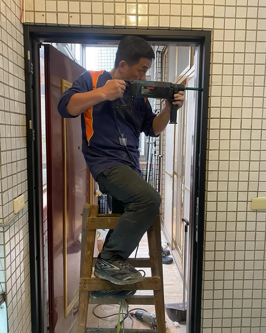 新北市板橋區外玄關門安裝施工實績照片 2